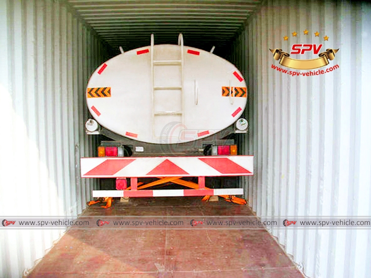 Water Tanker Truck ISUZU - Loading Water Tanker Truck ISUZU - Loading